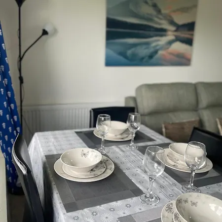 דירה 3 Bed Serviced With Free Parking & Tram Stop, 10 Minutes From Airport And Center אדינבורו