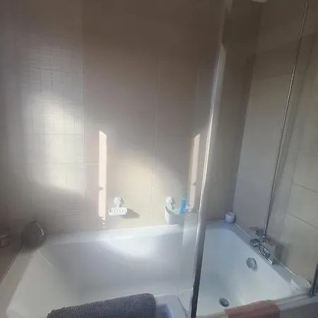 Edinburgh- 2 Double Available Homestay *