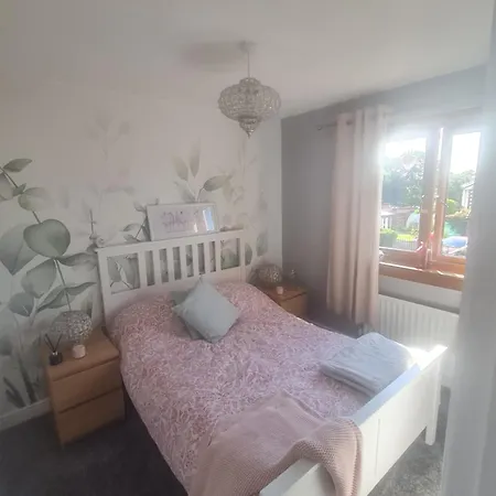 Edinburgh- 2 Double Available Homestay