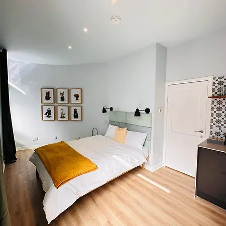 Luxury Modern L L Pet Friendly *