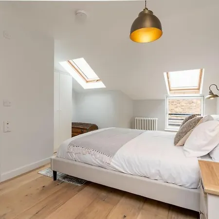 Superb Two Bedroom 2 Bathroom Morningside *