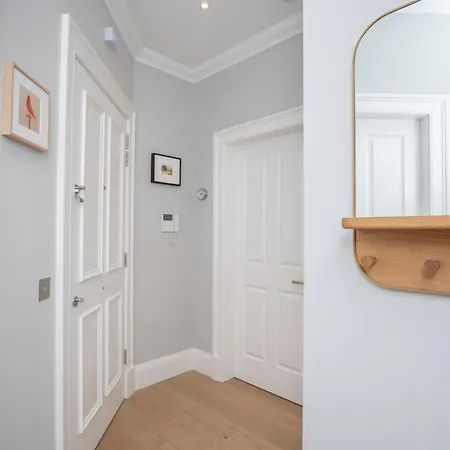 Flat With Majestic Views In West End Wonderland