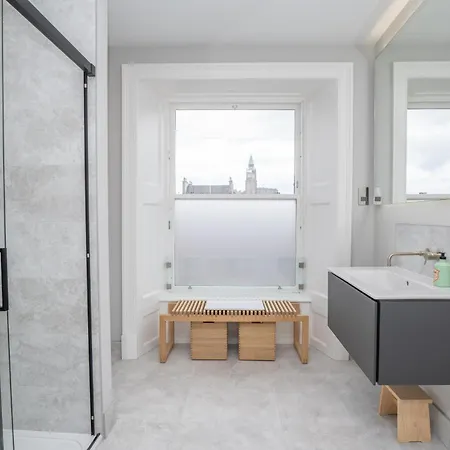 Flat With Majestic Views In West End Wonderland *