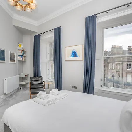 Flat With Majestic Views In West End Wonderland *