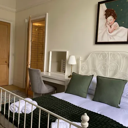 Georgian 4 Bedroom 3 Bathroom New Town Apartamento