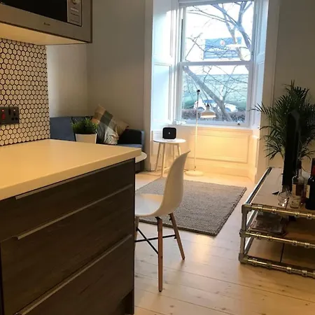 Relax In Style In Edinburghs Buzzing West End * エディンバラ