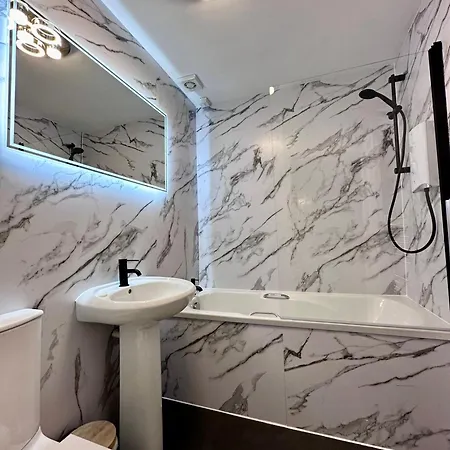 Rose Street's Hidden Treasure- 2bed Newly Refurbished Апартаменты