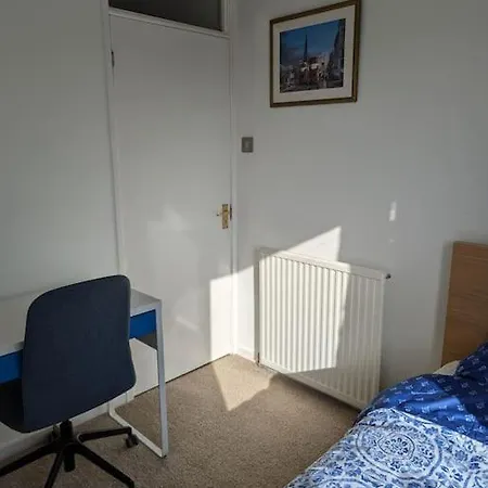Apartament Lovely 3-bed Flat