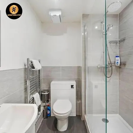 4 Separate Beds, Sleeps 6, Beautiful 2 Bed *