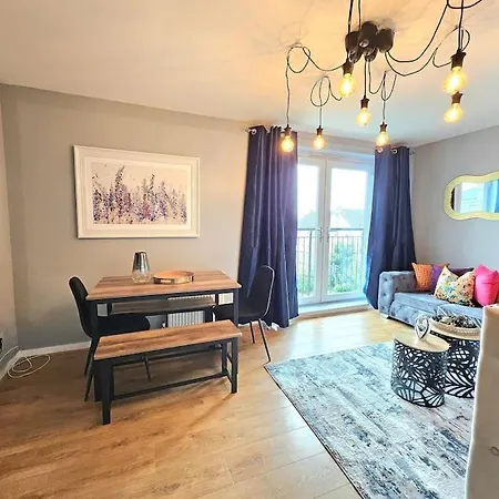 4 Separate Beds, Sleeps 6, Beautiful 2 Bed *