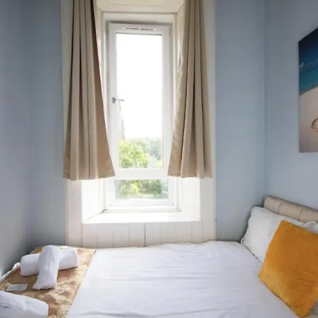 Comfortable And Spacious Retreat By The Meadows! Edinburgh