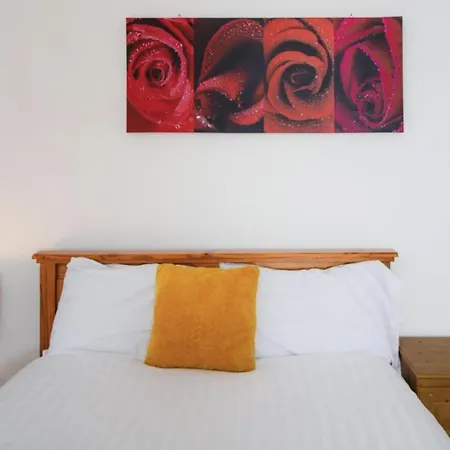 Comfortable And Spacious Retreat By The Meadows! Διαμέρισμα *