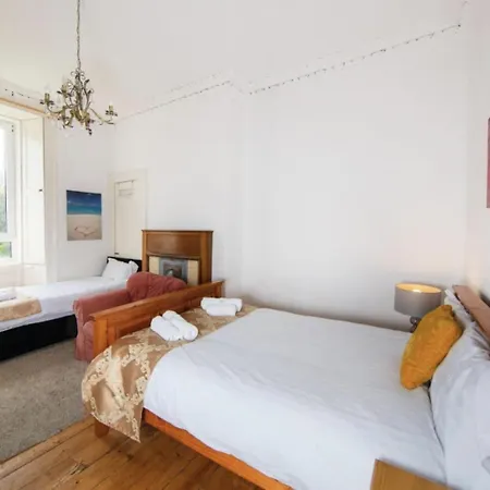Apartment Comfortable And Spacious Retreat By The Meadows!