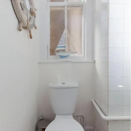 Bright And Homely Near Holyrood - City Centre