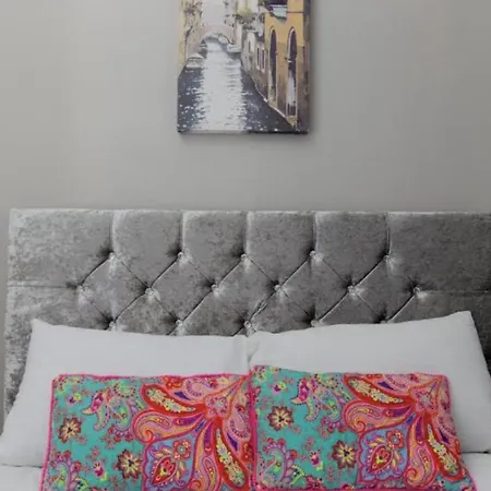 Bright And Homely Near Holyrood - City Centre Edinburgh