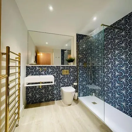 Designer In With Free Parking *