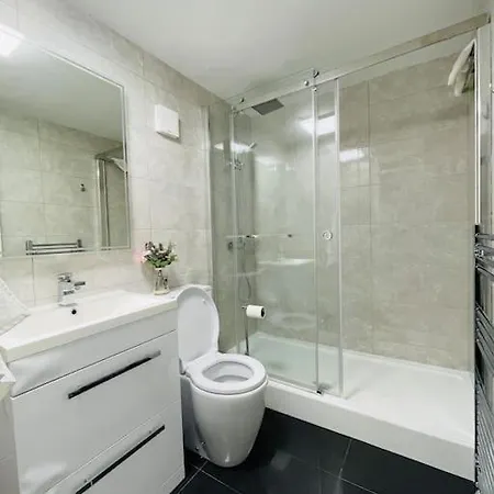 Close To Holyrood And Arthur Seat, Beautiful Scenic Views Edinburgh