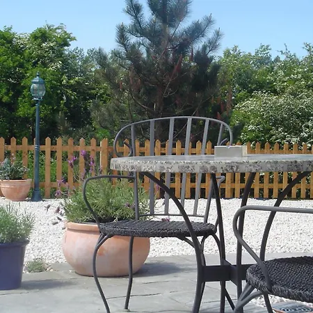 Aaron Glen Apartment *