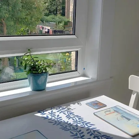 Dom wakacyjny Lovely Sea Rooms, Easy Access To Centre & Airport