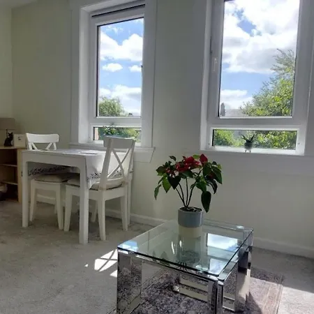 Comfortable Double Room, Great Transport To City Centre And Airport, 5 Mins To Beach, Great Value 3*