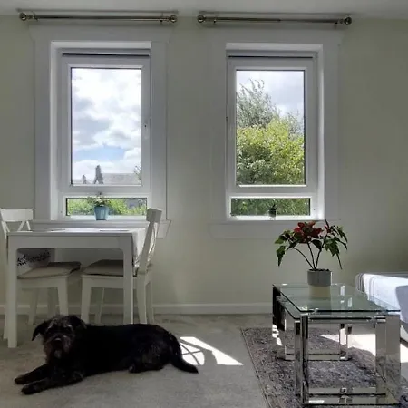 Comfortable Double Room, Great Transport To City Centre And Airport, 5 Mins To Beach, Great Value