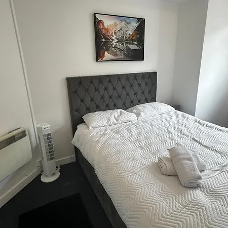 Victoria Street View Flat In Eb10 *