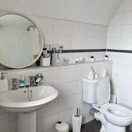 Проживание в семье Private Bedroom In Detached In Newington *