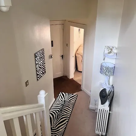 Homestay Private Bedroom In Detached In Newington