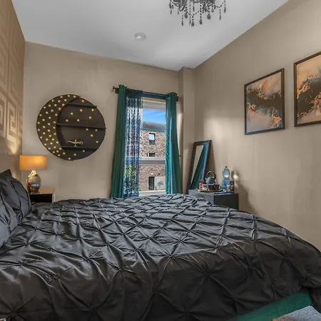 Cosy, Stylish Bedroom For Business And Work Travellers Guest house Edinburgh