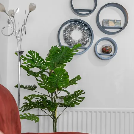 Cosy, Stylish Bedroom For Business And Work Travellers Guest house