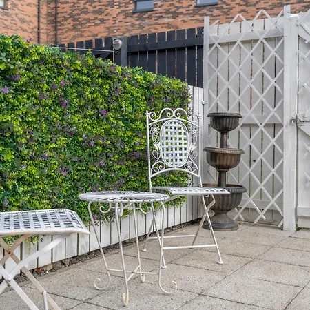 Cosy, Stylish Bedroom For Business And Work Travellers *