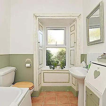 Cosy Cottage For Share , Private Double Room, Wifi, Parking, Garden *