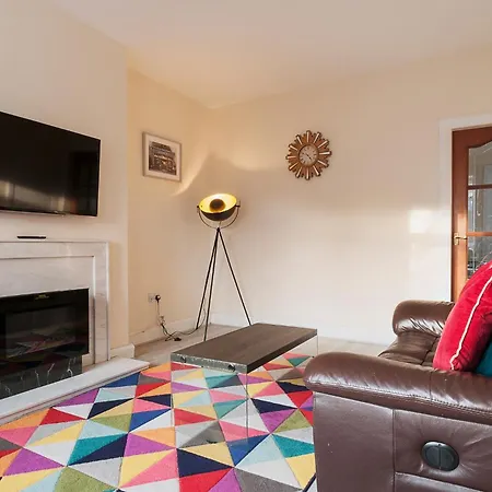 2 Bed Property, Sleeps 5, Free Parking, Near Centre Ferienhaus