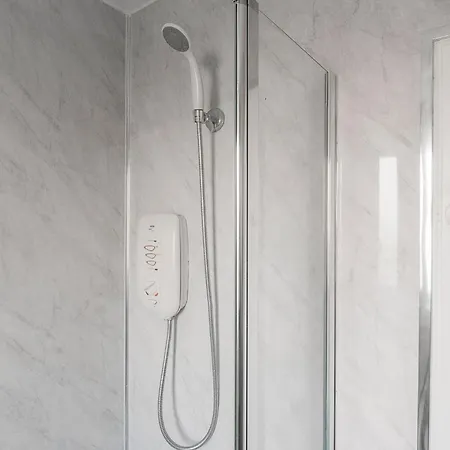 2 Bed Property, Sleeps 5, Free Parking, Near Centre بيت للعطل *