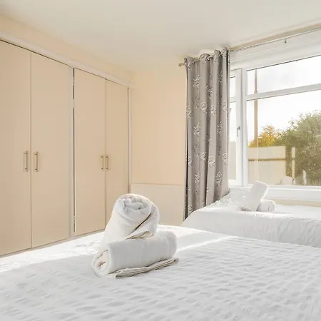 2 Bed Property, Sleeps 5, Free Parking, Near Centre