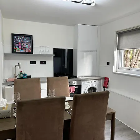 Apartment Cozy 2 Bedrooms With Private Parking Space And Garden *