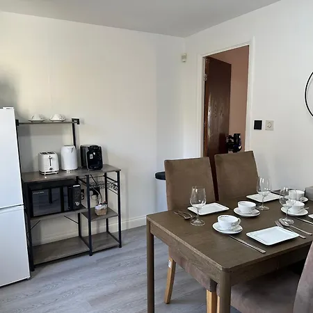 Cozy 2 Bedrooms With Private Parking Space And Garden *