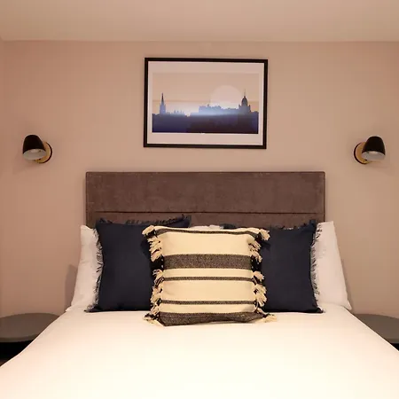 Argyl - Abbey Gate Near Holyrood Edinburgh