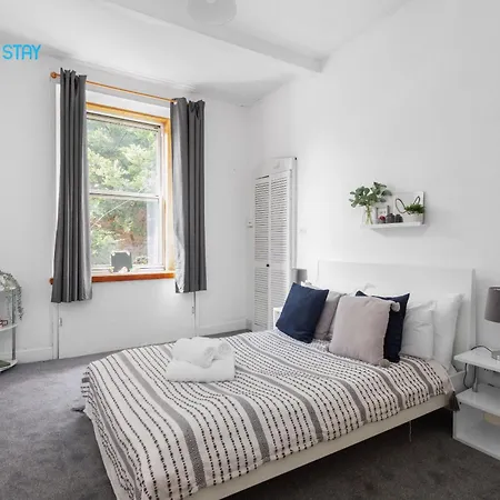 Apartment 2 Bed - 7 Min Walk Train Station *