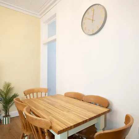 Stylish In 5 Beds 3 Bedrooms *