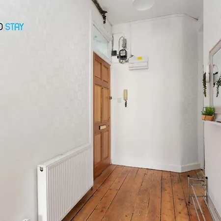 2 Bed - 7 Min Walk Train Station Apartment Edinburgh