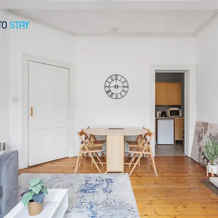 2 Bed - 7 Min Walk Train Station شقة