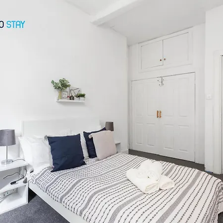 Apartment 2 Bed - 7 Min Walk Train Station *