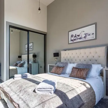 4bdr Beautifully Modernised Apartment Edinburgh