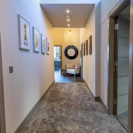 4bdr Beautifully Modernised 아파트