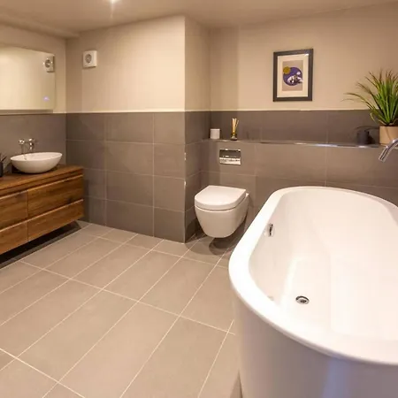 4bdr Beautifully Modernised Apartment
