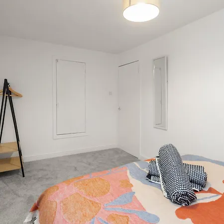 Stylish 3bed House Near Airport Apartment *