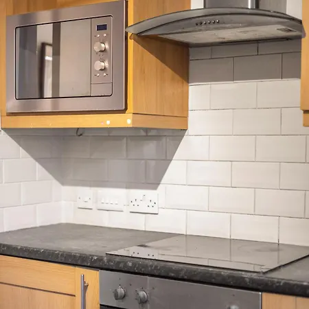 Daire Stylish 3bed House Near Airport