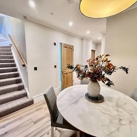 Spectacular 2 Bed, 2 Bath In Centre