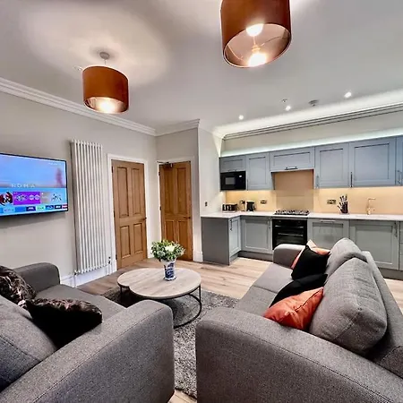 Spectacular 2 Bed, 2 Bath In Centre *